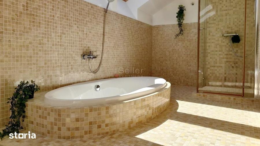 Casă cu 8 camere cu Teren 522 Mp în Schei