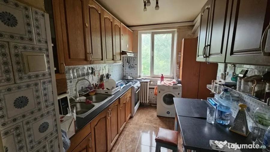 Apartament cu 3 camere decomandat în Alexandriei