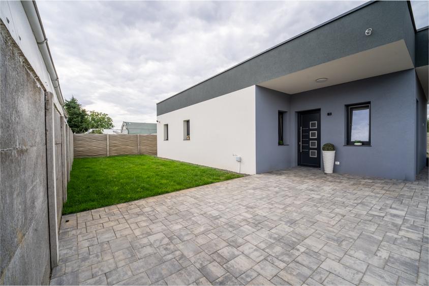 Casă individuală cu 4 camere cu Piscina în Moșnița Nouă