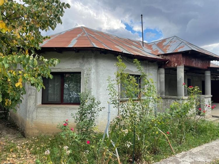 Casă individuală cu 3 camere cu Teren 1000 Mp în Teișori