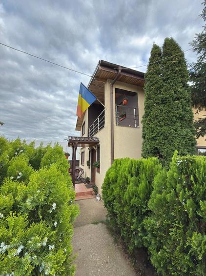 Casă cu 4 camere cu Teren 432 Mp în Bobărești (Vidra)