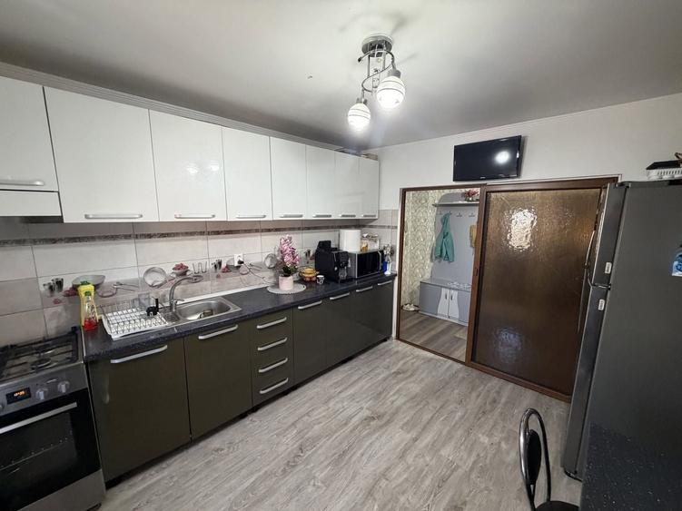 Apartament cu 3 camere decomandat, mobilat în Buzaului