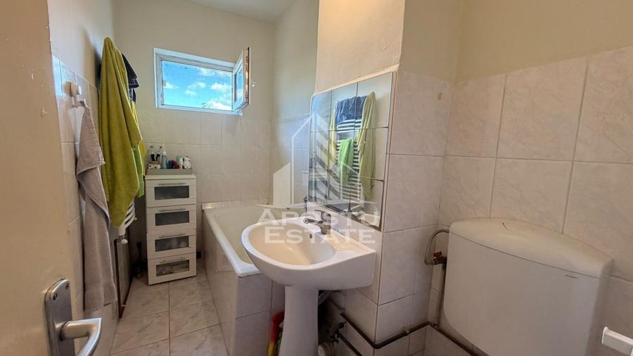 Apartament cu 3 camere semidecomandat, mobilat în Girocului