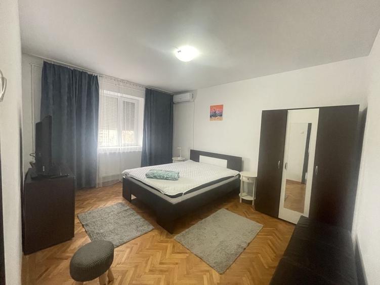 Apartament cu 4 camere semidecomandat în Central