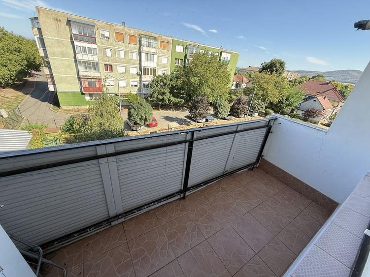 Vand apartament in Ineu cu 3 camere ,etajul 3/4 ,langa primarie - 1