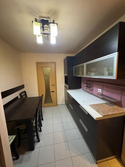 Apartament cu 3 camere decomandat în Lipovei