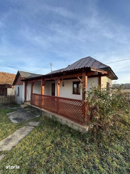 Casă cu 3 camere cu Teren 2500 Mp în Groși