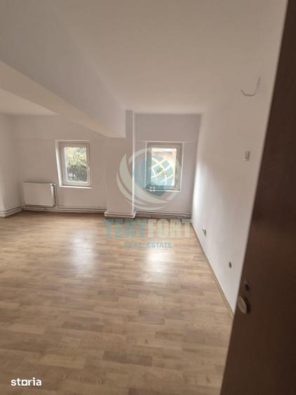 Spațiu comercial, de 400 mp, în Tei
