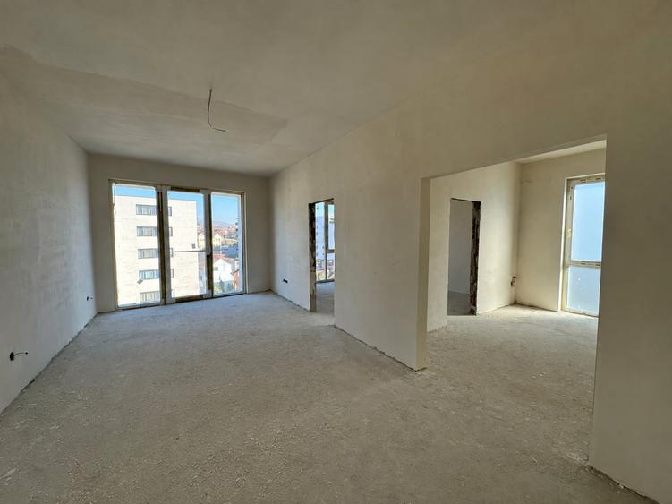 Apartament cu 6 camere decomandat în Dâmbul Rotund
