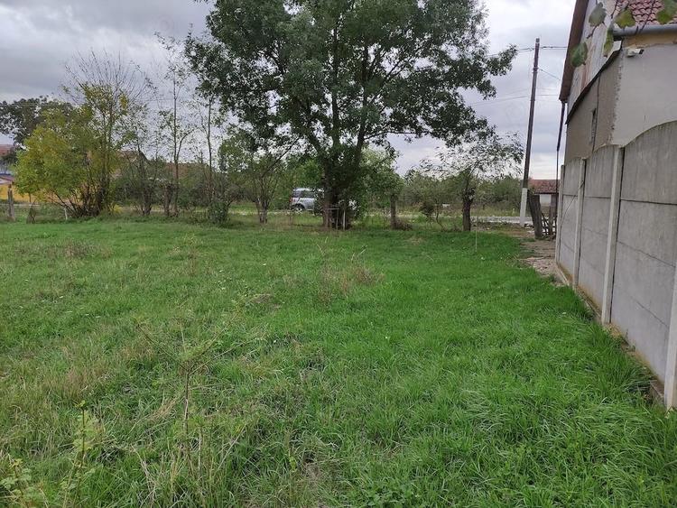 Teren de 1460 mp, în Măureni