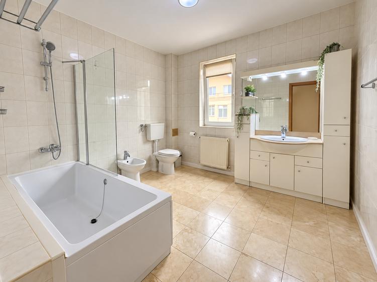Duplex cu 5 camere cu Canalizare în Central