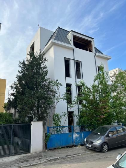 Apartament cu 4 camere decomandat în Dorobanți
