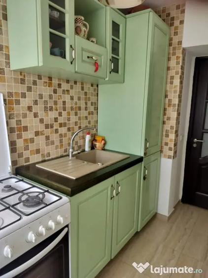 Apartament cu 3 camere semidecomandat în Craiovița Nouă