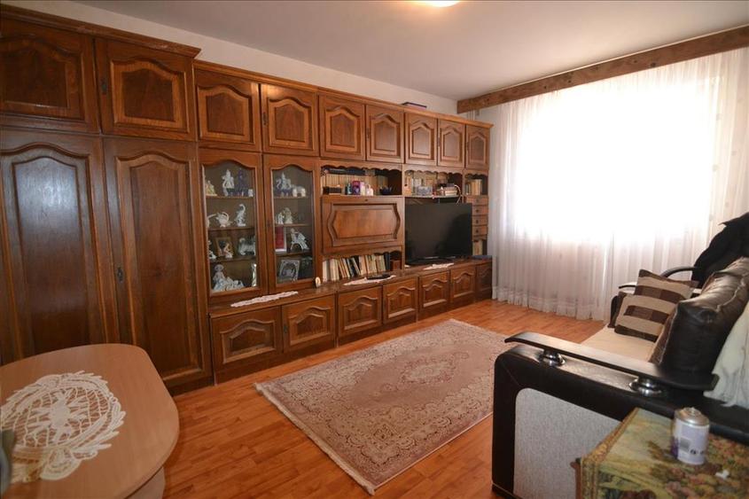Apartament cu 3 camere decomandat în Astra
