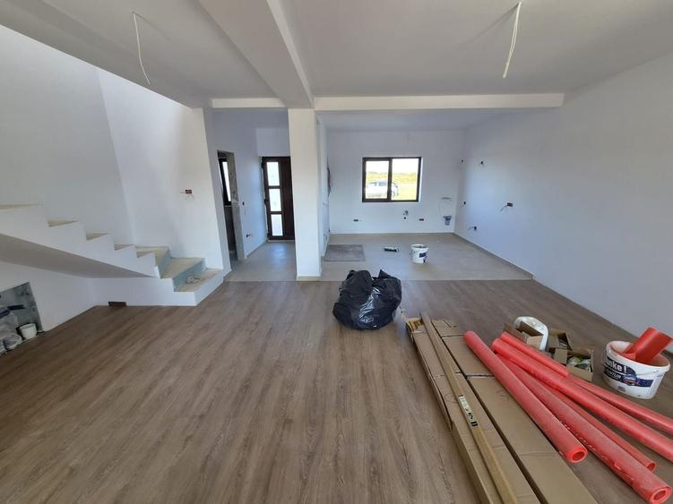 Duplex cu 4 camere cu Canalizare în Urseni