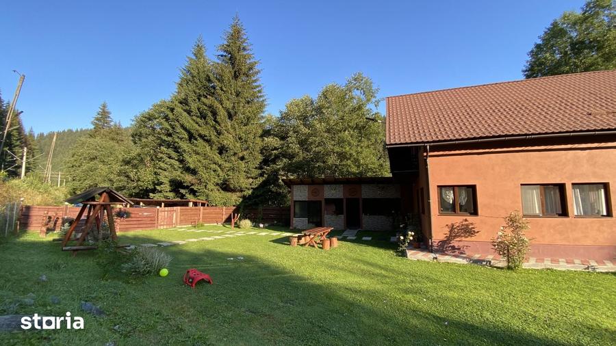 Casă cu 5 camere cu Teren 5500 Mp în Pojorâta