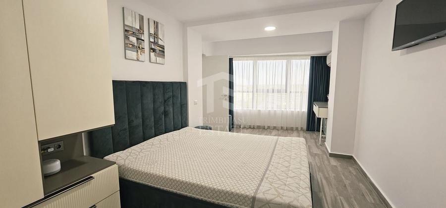 Apartament cu 3 camere semidecomandat, mobilat în Central