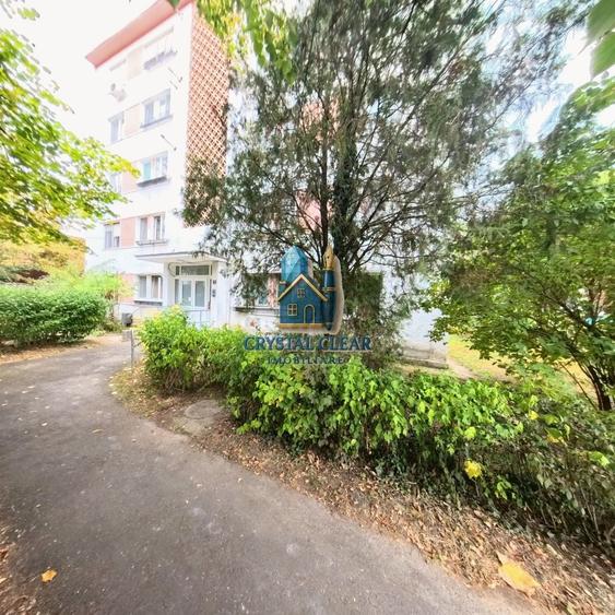 Apartament cu 3 camere semidecomandat în Aleea Carpați
