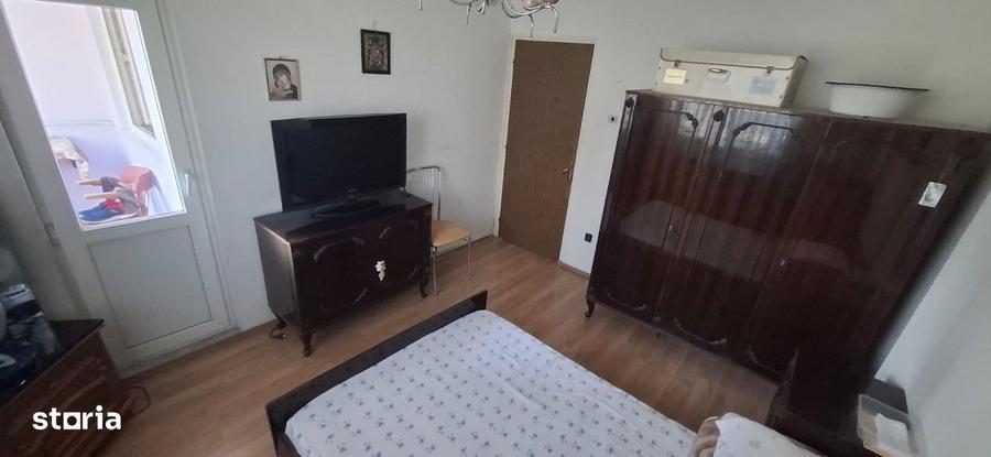 Apartament cu 3 camere semidecomandat în Exterior Vest