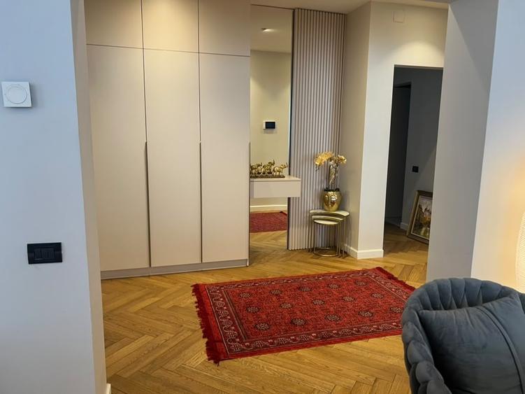 Apartament cu 4 camere decomandat în Herăstrău