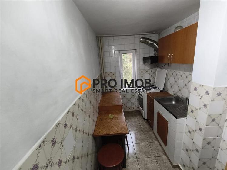 Apartament cu 3 camere semidecomandat, mobilat în 1 Decembrie