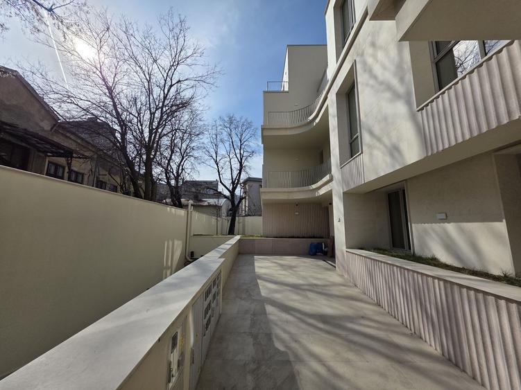 Apartament cu 3 camere în P-ța Universității