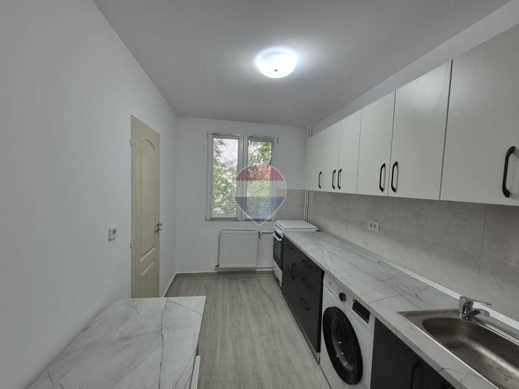 Apartament cu 3 camere semidecomandat, mobilat în Sălaj