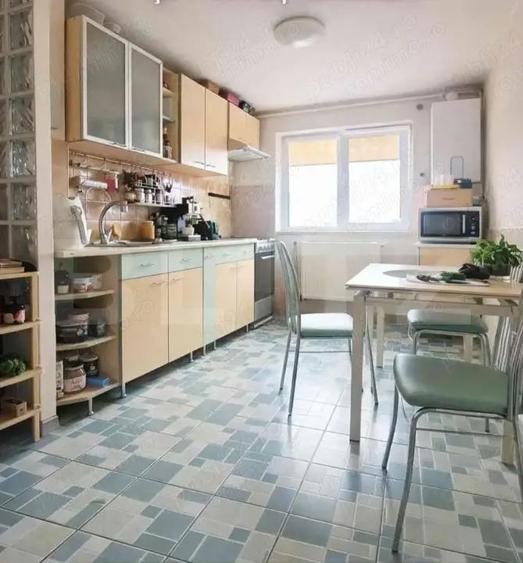 Apartament cu 3 camere semidecomandat în Central