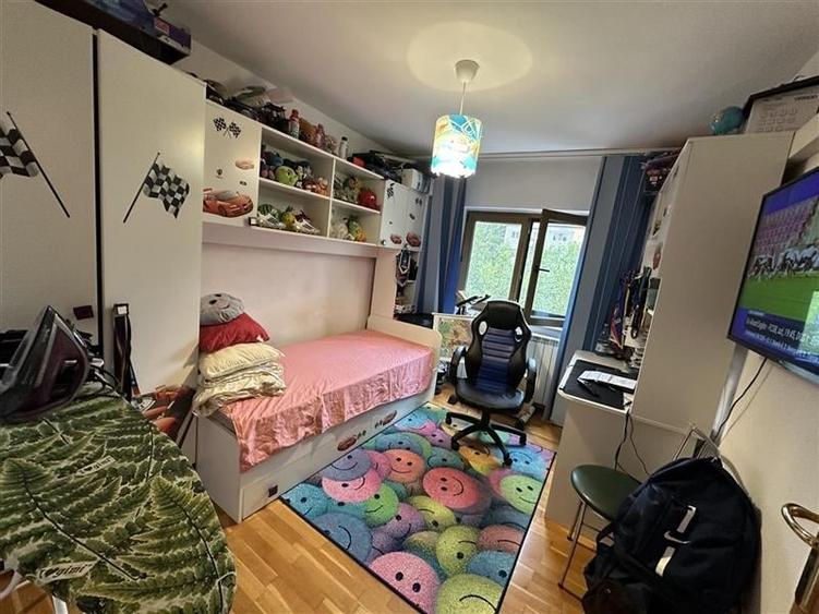 Apartament cu 3 camere decomandat, mobilat în Aradului