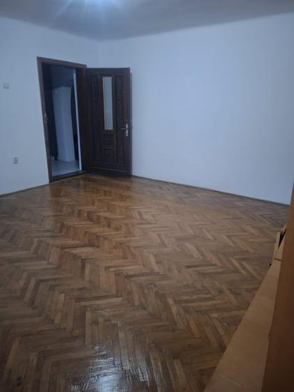 Casă individuală cu 3 camere cu Canalizare în Vălenii de Munte