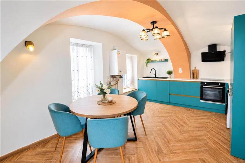 Apartament cu 3 camere nedecomandat, mobilat în Centrul Istoric