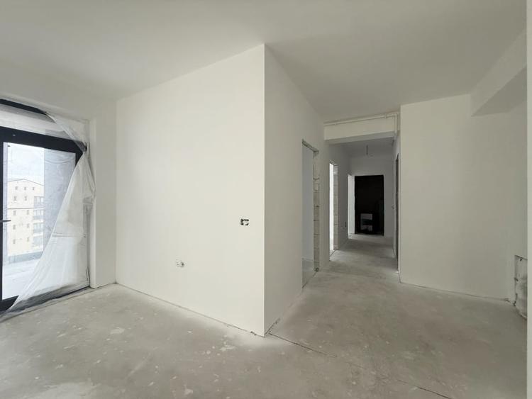 Apartament cu 3 camere semidecomandat în Inel II