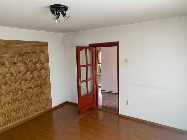 Casă individuală cu 8 camere cu Teren 1820 Mp în Vadu Moldovei