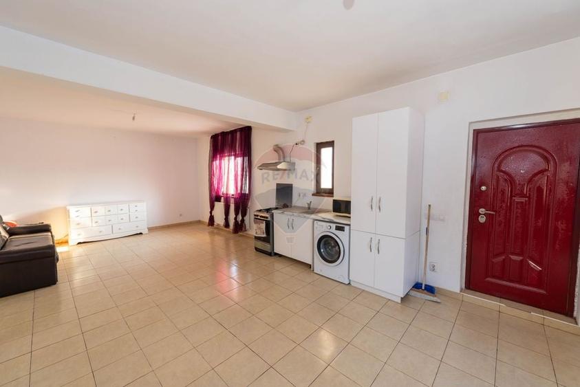 Casă individuală cu 9 camere cu Teren 400 Mp în Est