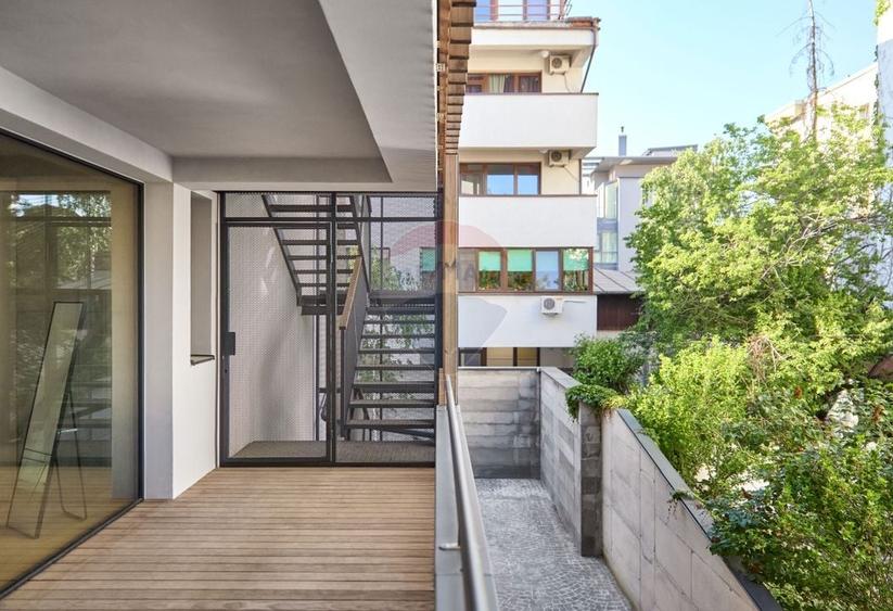 Apartament cu 4 camere semidecomandat în Dorobanți