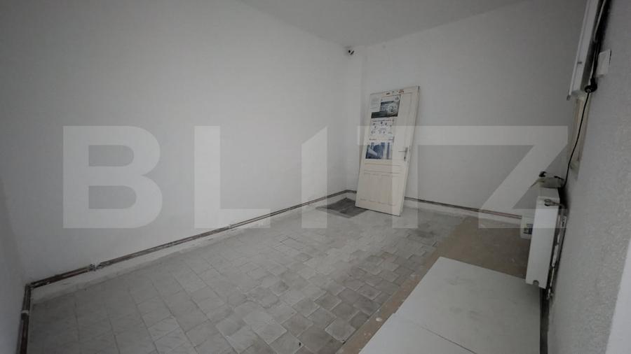 Casă individuală cu 8 camere cu Canalizare în Sud