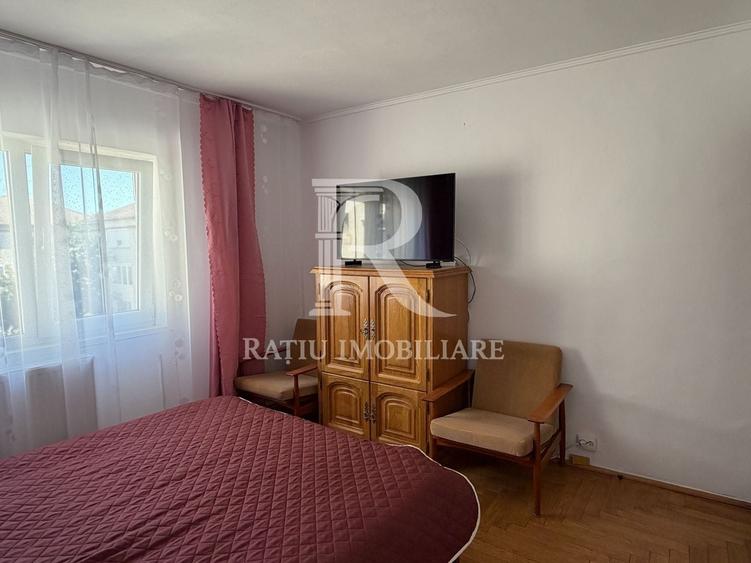 Apartament cu 3 camere decomandat, mobilat în Rogerius