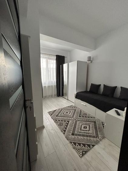 Apartament cu 3 camere semidecomandat, mobilat în Central