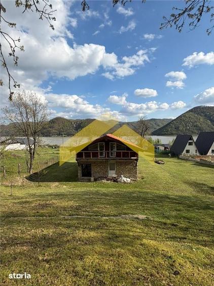 Casă cu 6 camere cu Teren 3780 Mp în Coronini