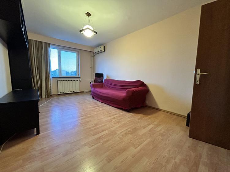 Apartament cu 3 camere semidecomandat, mobilat în Titan
