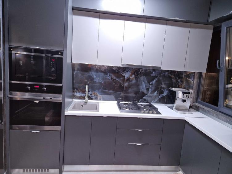 Apartament cu 3 camere semidecomandat în Crihala