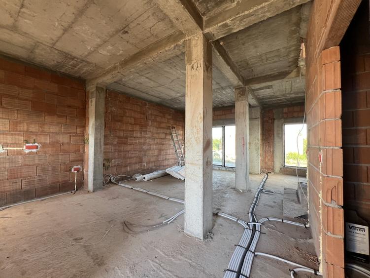Duplex cu 5 camere cu Canalizare în Dumbrăvița