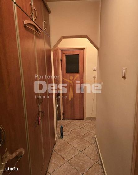 Apartament cu 3 camere decomandat, mobilat în Tei