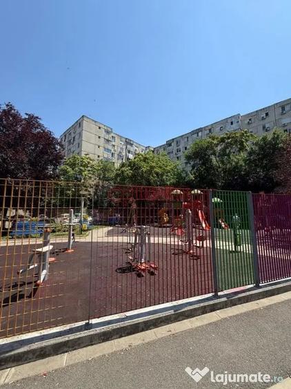Apartament cu 4 camere semidecomandat în Berceni