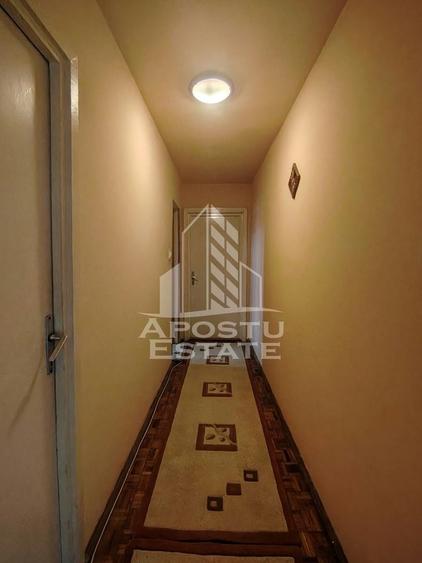 Apartament cu 3 camere semidecomandat, mobilat în Complex Studențesc