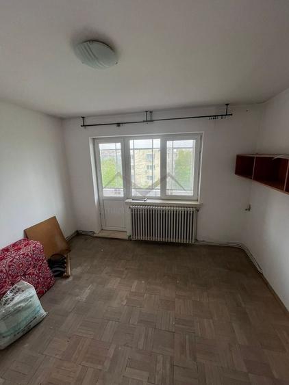 Apartament cu 2 camere semidecomandat în Podu Roș
