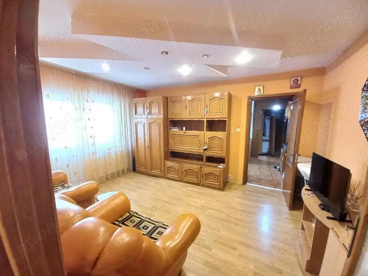 Apartament cu 3 camere semidecomandat în Orizont