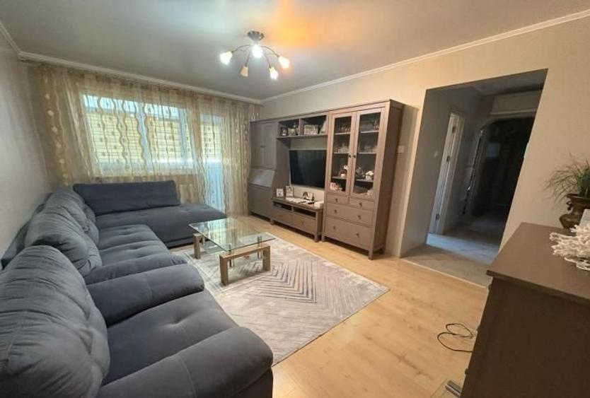 Apartament cu 4 camere decomandat, mobilat în Casa de Cultură