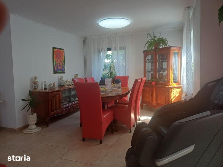 Casă cu 6 camere cu Teren 450 Mp în Cristian
