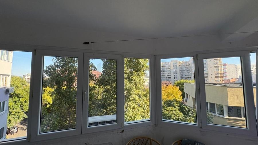 Apartament cu 3 camere semidecomandat, mobilat în P-ța Victoriei